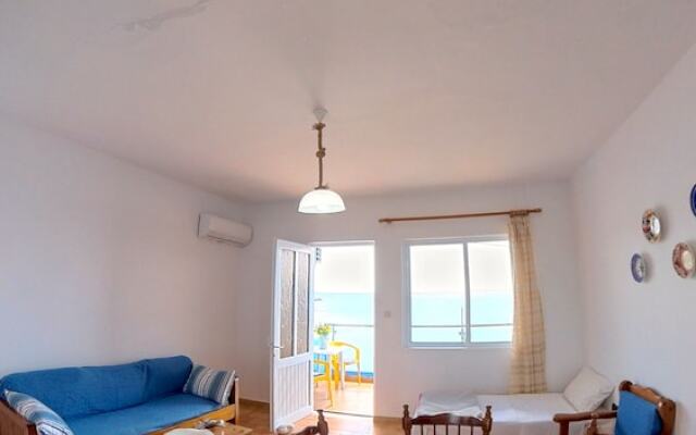 Blue House Beach Apartment - Sleeps 4 & Balcony