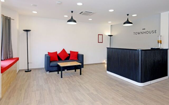 OYO Townhouse 017 HUDA City Center