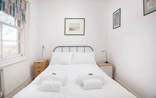 Bohemian top Floor Apartment With Views Over City