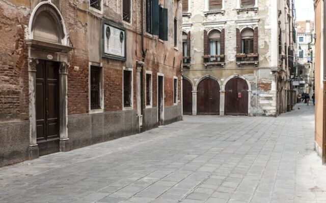 Charming Apartment on the Grand Canal