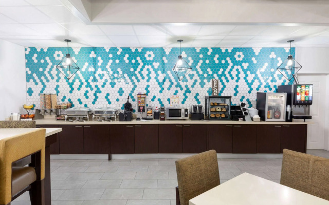 La Quinta Inn & Suites by Wyndham Angleton