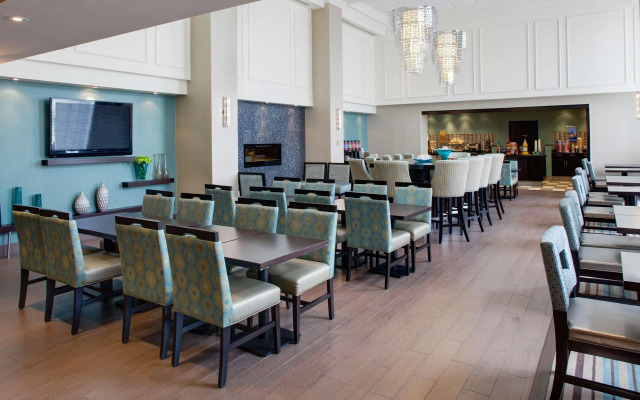 Hampton Inn & Suites By Hilton Toronto Airport