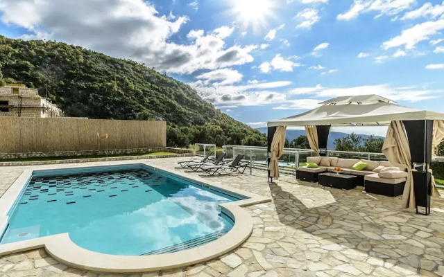 Villa Pave - Six-bedroom Villa With Terrace and Swimming Pool
