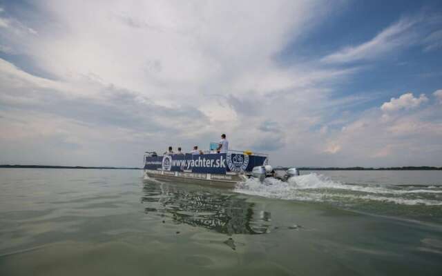 Yachter Club Modra Cajka