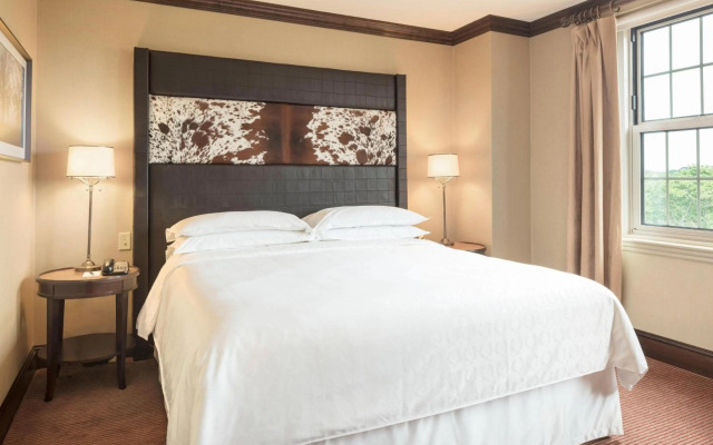 Sheraton Commander Hotel