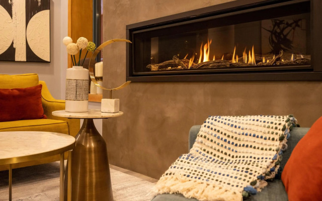 Alpenglow Lodge Family Studio with Sofa Bed by MVA