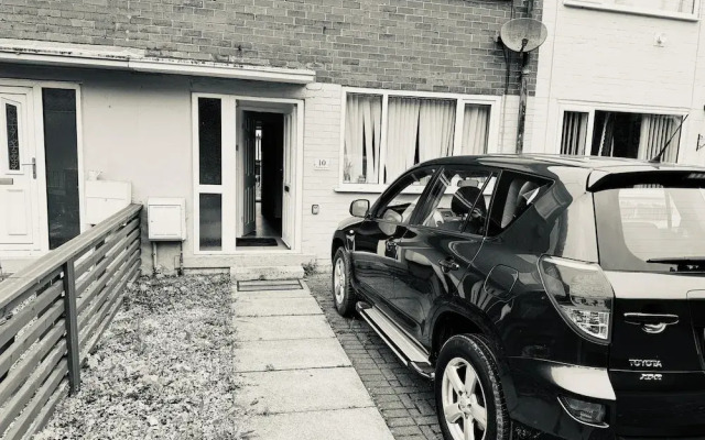 Leeds - 3 Bedrooms - 1bathroom - Parking - Wifi