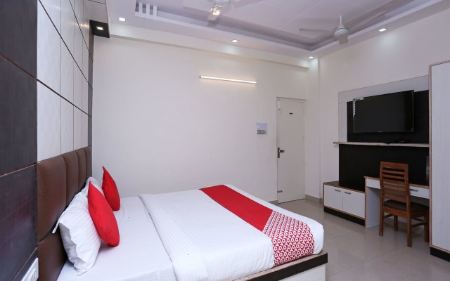 OYO 15643 Laxmi Sadan Residency