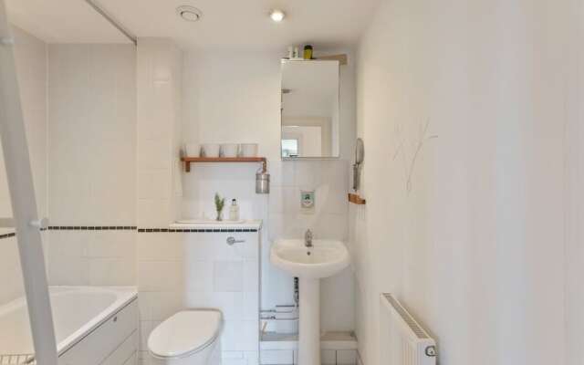 Amazing 2 Bed Apt W/balcony nr Stoke Newington