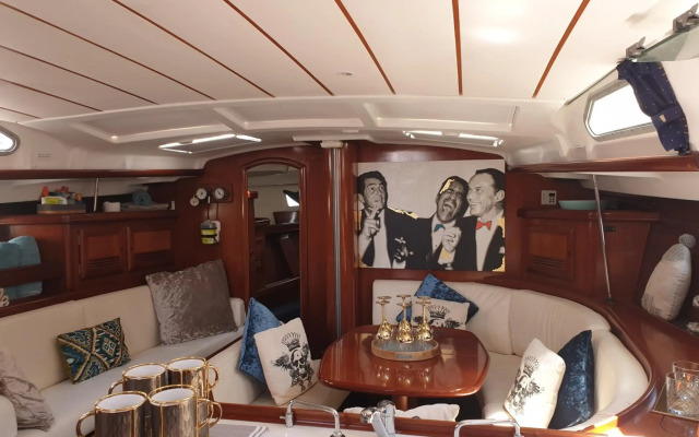 LUXURY YACHT STAY "White Dove" sleeps 6