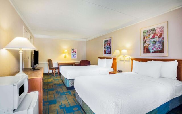 Super 8 by Wyndham Eagle Pass