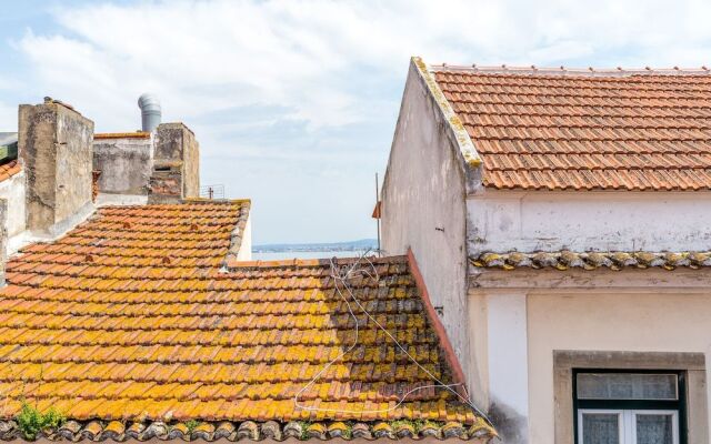 Bright & Spacious Alfama Typical Apartment, By TimeCooler