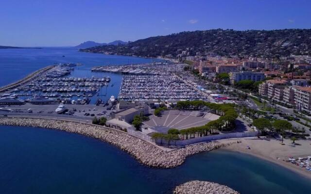 Apt Golfe Juan - 5min des plages - Parking privée - Piscine Rooftop