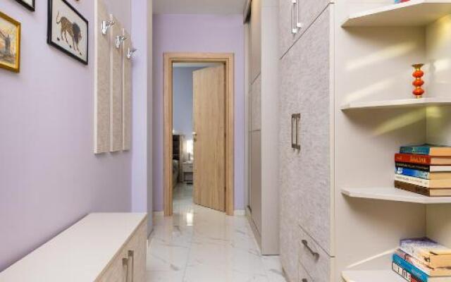 The Purple 1DB Apartment with a Parking Spot