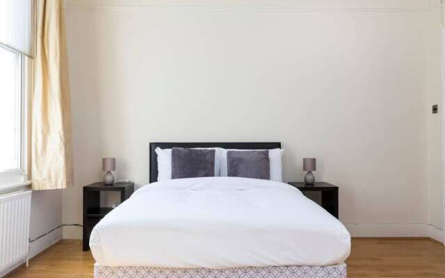 4 Bedroom Flat 4 min Walk From Hammersmith Tube