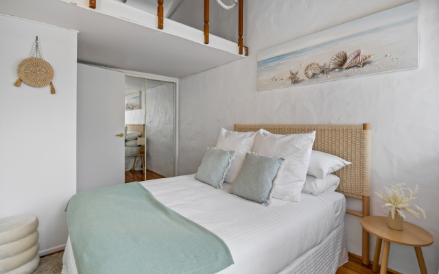 Chic 2-bed Cabin-style Home by Mooloolaba Beach – Guest Rooms – Mooloolaba