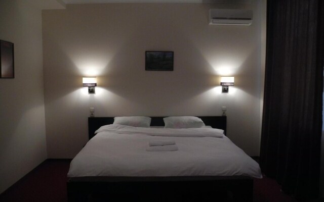 Hotel 12