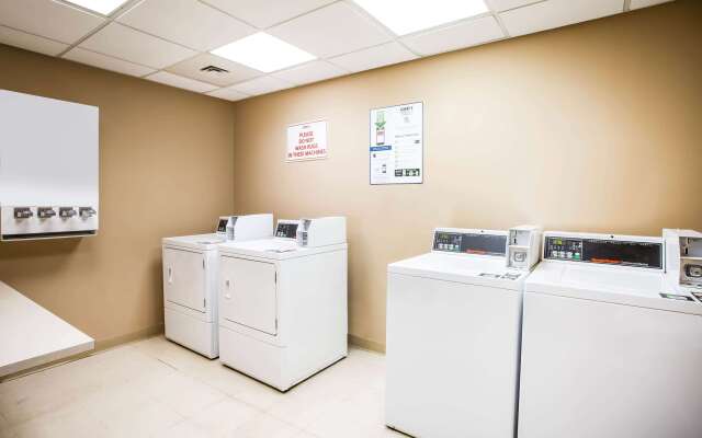 La Quinta Inn & Suites by Wyndham Islip - MacArthur Airport
