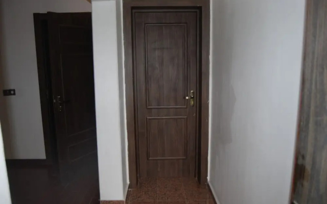 Kings Court Apartment