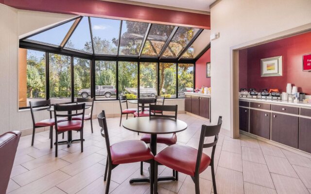 Red Roof Inn Clarksville