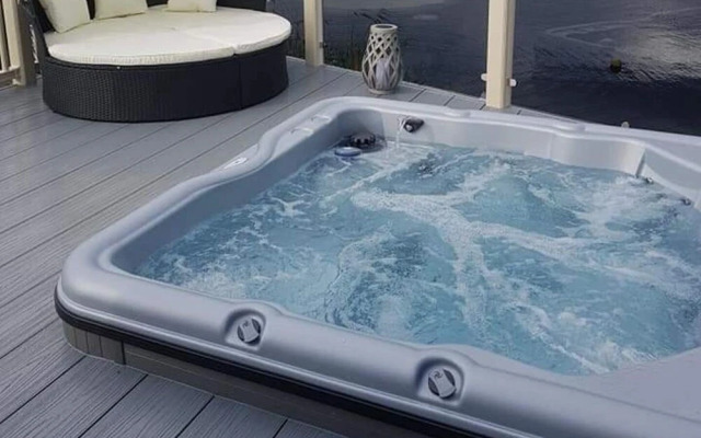 Lakeside Hot tub Holiday Tattershall Lakes