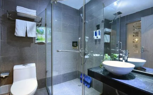 Qingmu Hotel (Wanda Plaza, Changjiang East Road, Chaohu) – Bathroom – Hefei