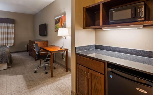 Green Mill Village Hotel & Suites, BW Signature Collection