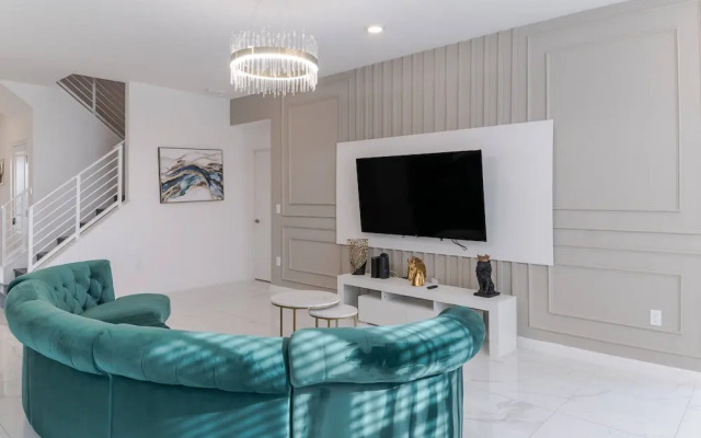 Sophisticated 9 Bedroom Close to Disney