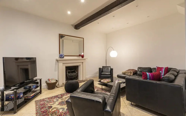 Stylish&Spacious 4br House W/Parking in Kensington