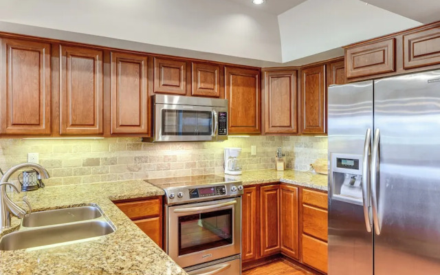 Golf Views & Pool Access: Central Scottsdale Condo