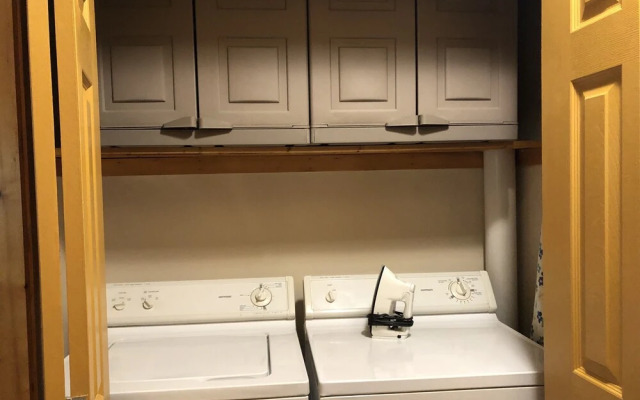 Amazing Dreams 2 Bedroom Cabin by RedAwning