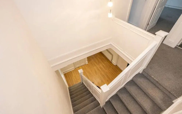 Spacious House With Parking Near Heaton Park