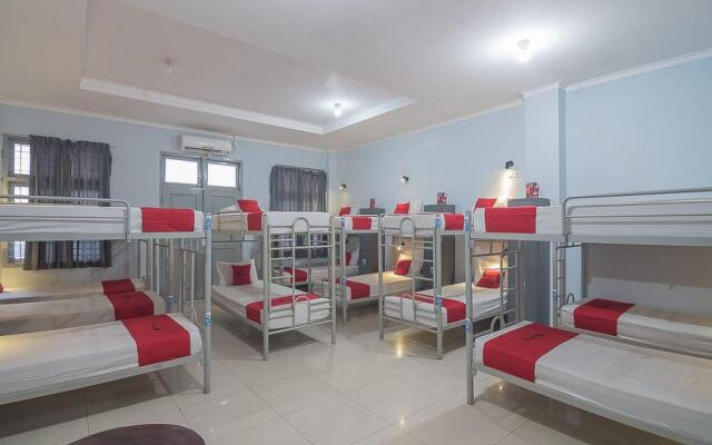 RedDoorz Hostel near Braga Citywalk