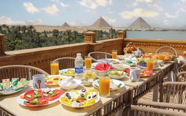 Taj pyramids view inn