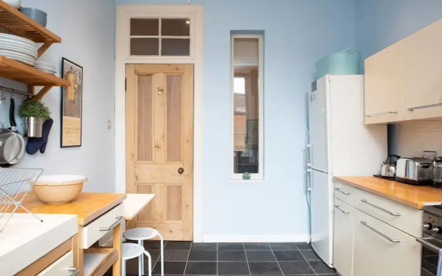 Charming 2-bedroom apt in the Heart of West End