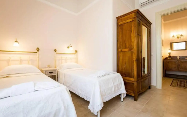 Neoclassical flat with 2 bedrooms in Piraeus