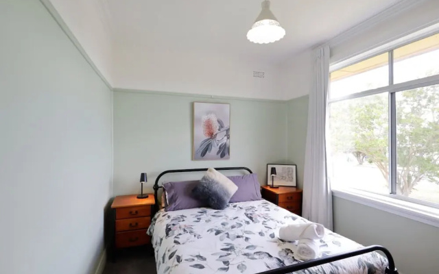 Cosy Sun-filled Cottage – Guest Rooms – Tenterfield