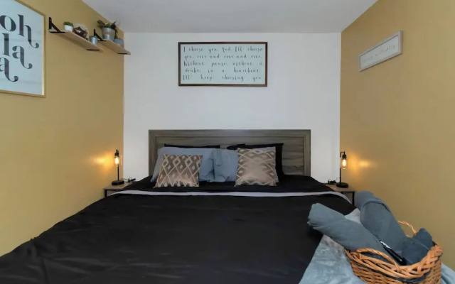 Spacious 3BR DTWN Condo with Pool