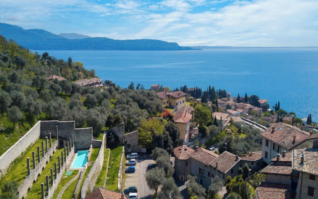 Lemon House With Shared Pool