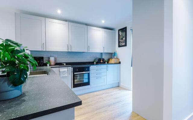 Stunning 3-bed House in Salford