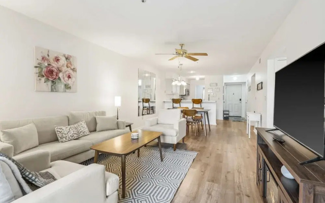 Royal Ridge Modern Condo for 4