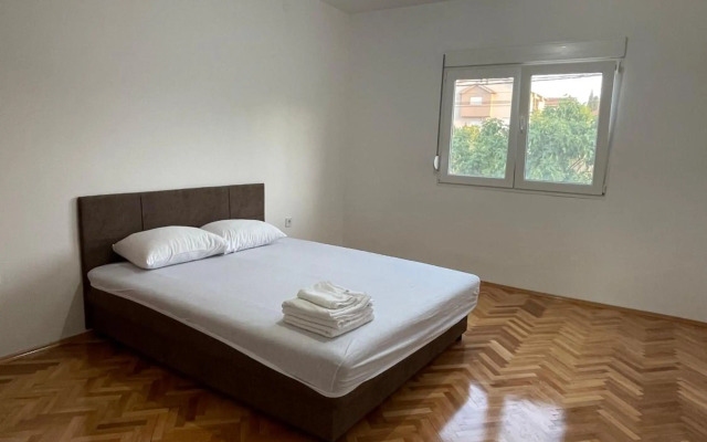 Entire spacious apartment with free parking