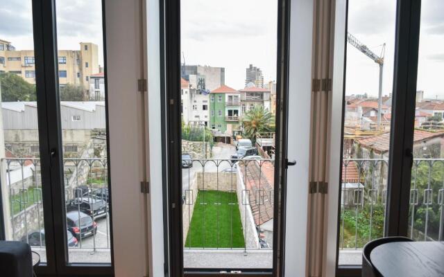 Comfortable&Central w/balcony-9 min walk Trindade