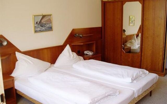Tennis & Yacht Hotel