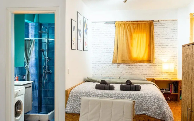 Downtown Central Suite With Private Parking