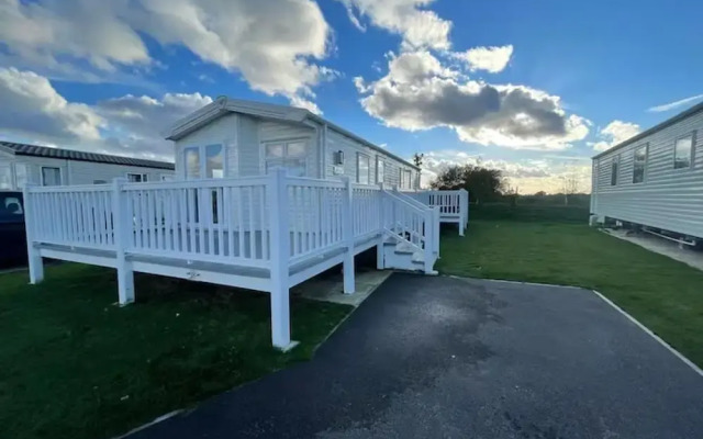 Caravan-sleep8-hottub-freep-balcony-familyfriendly