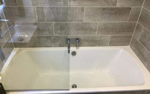 2-bed Seaside Apartment - Sleeps 5 & Free Parking