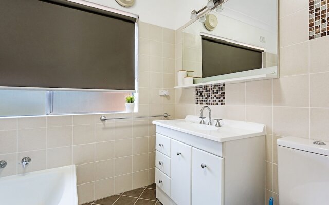 Adriana, 10/83 Ronald Avenue