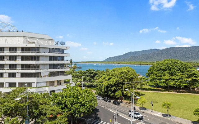 Stunning Costal 3 Bedroom Apartment In Cairns Cbd