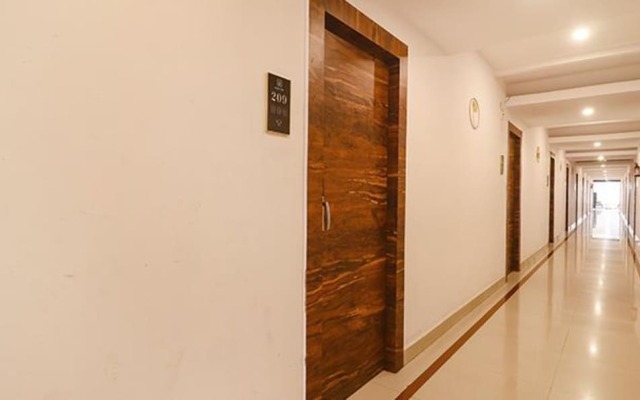Fabhotel Twin Tree Suites